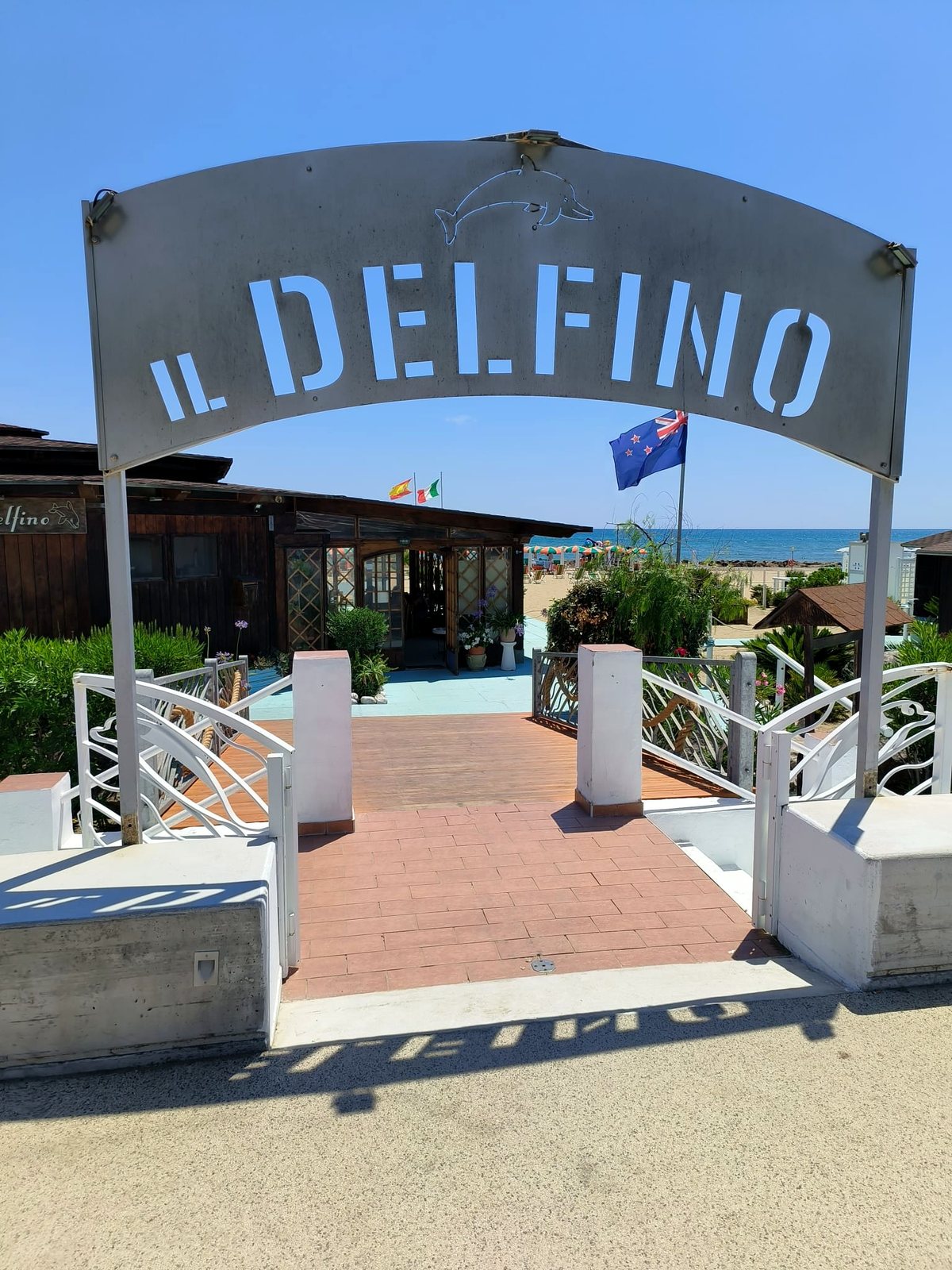 L'arco d'ingresso dello stabilimento Il Delfino