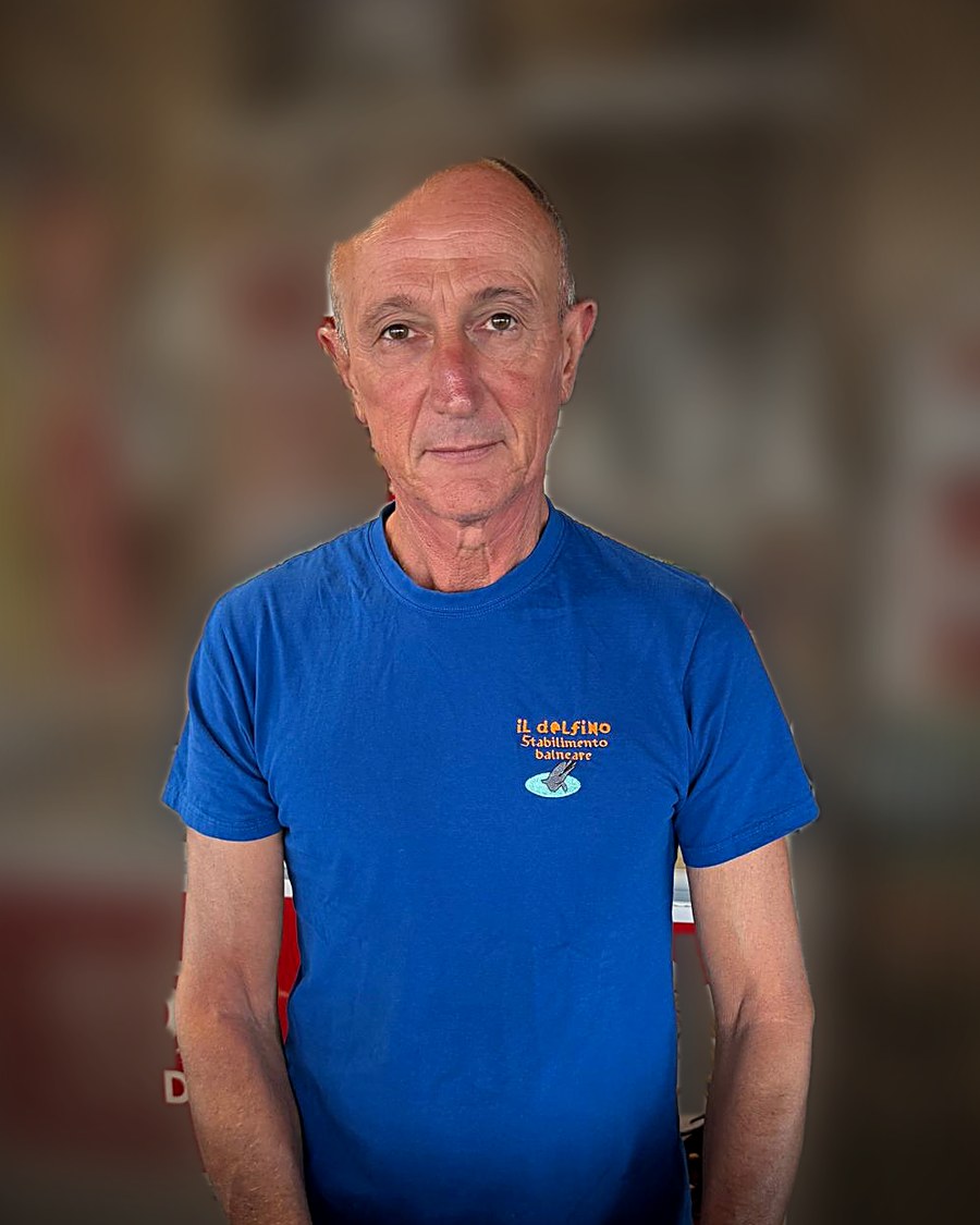 Raimondo, il titolare dello stabilimento Il Delfino, dietro al banco del bar