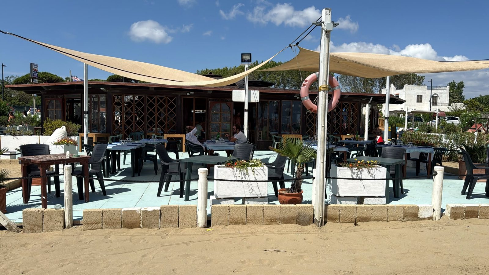 I tavoli del ristorante sotto le vele ombreggianti, a pochi passi dalla sabbia