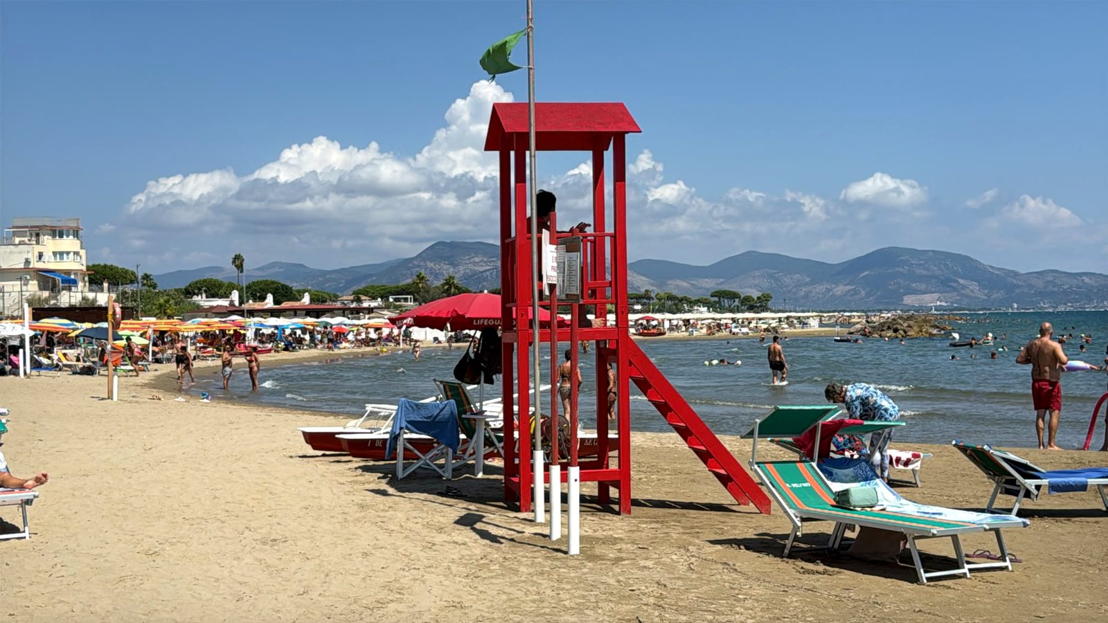 La battigia del Delfino con la torretta del bagnino e il golfo sullo sfondo